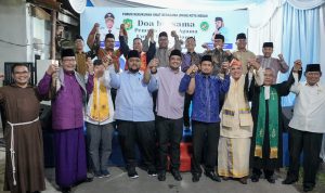 Pemuka lintas agama foto bersama seusai doa bersama. BP/erwan