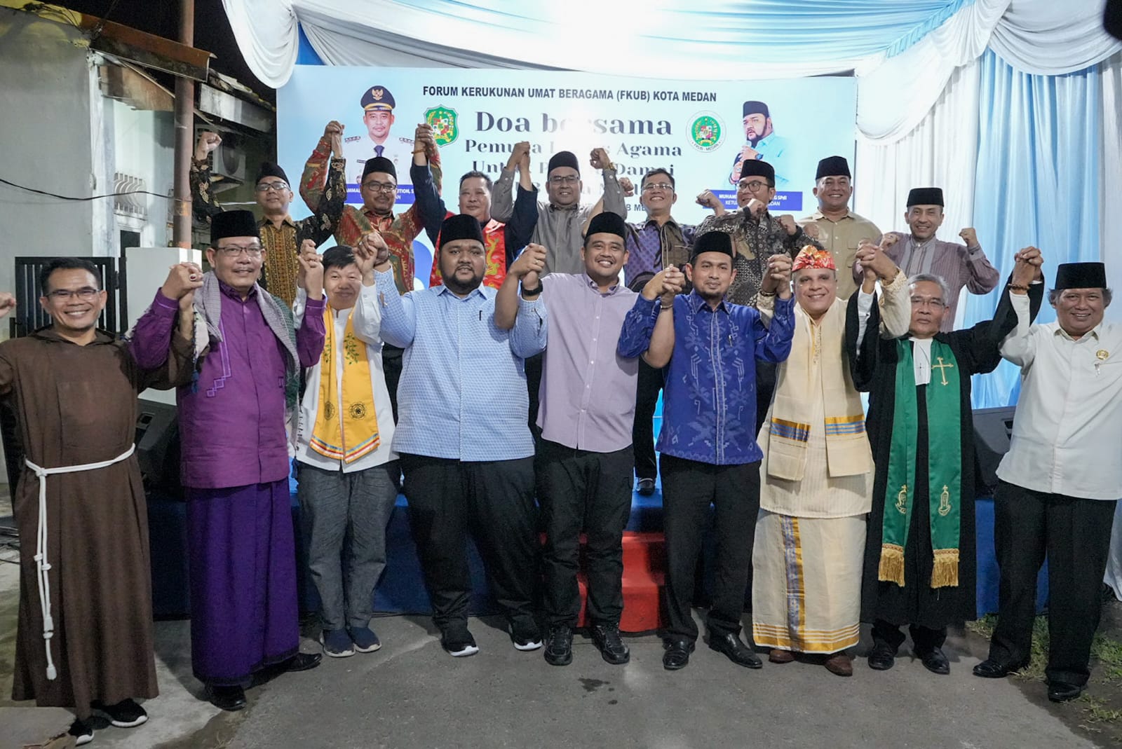 Pemuka lintas agama foto bersama seusai doa bersama. BP/erwan