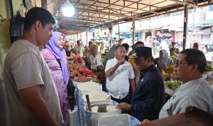 Pj Wali Kota Padangsidimpuan Letnan Dalimunthe dan tim saat memantau harga-harga kebutuhan pokok di dua pasar Kota Padangsidimpuan, Jum'at (16/2-24). Foto : BP/Ist 