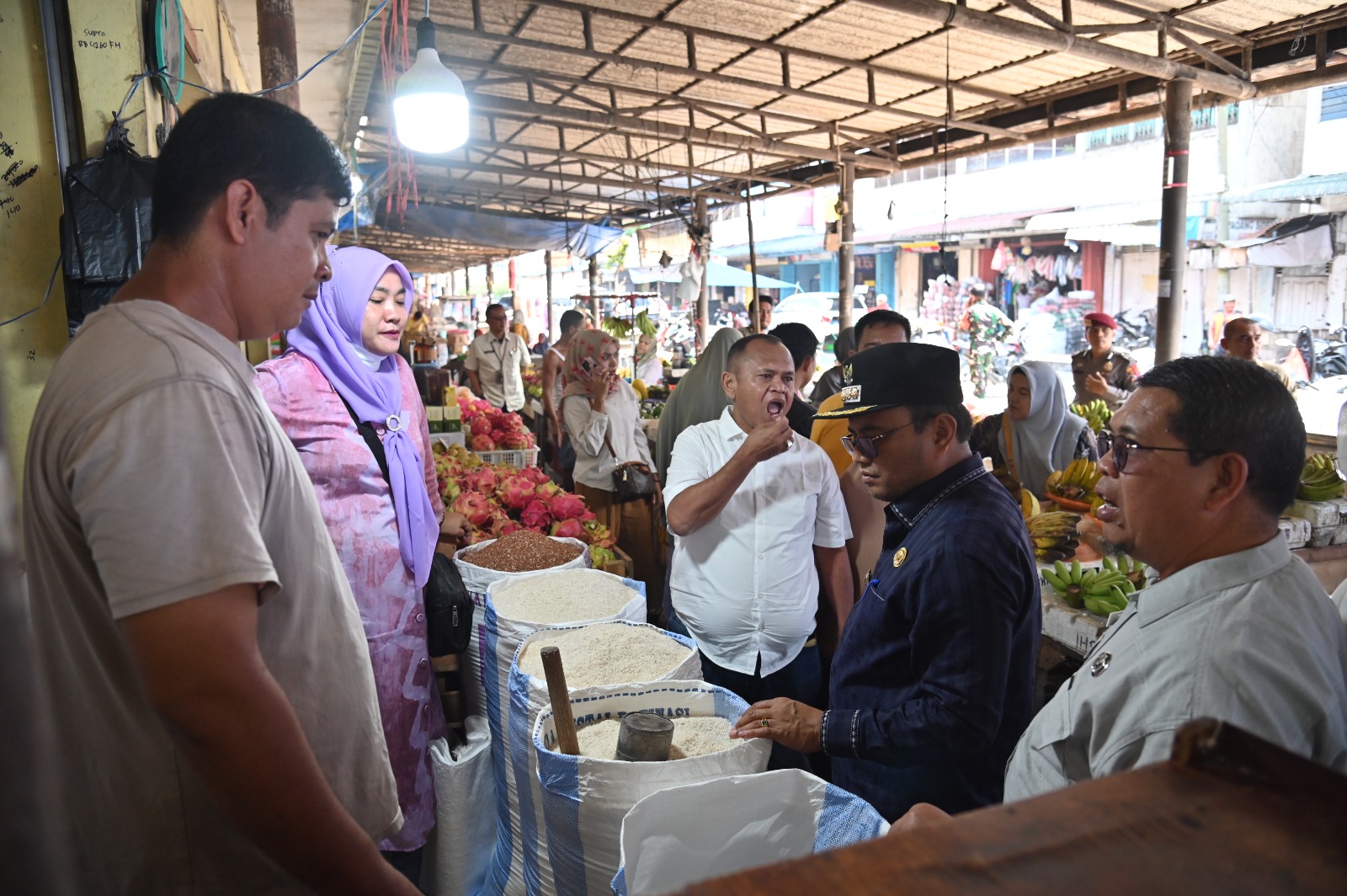 Pj Wali Kota Padangsidimpuan Letnan Dalimunthe dan tim saat memantau harga-harga kebutuhan pokok di dua pasar Kota Padangsidimpuan, Jum'at (16/2-24). Foto : BP/Ist 