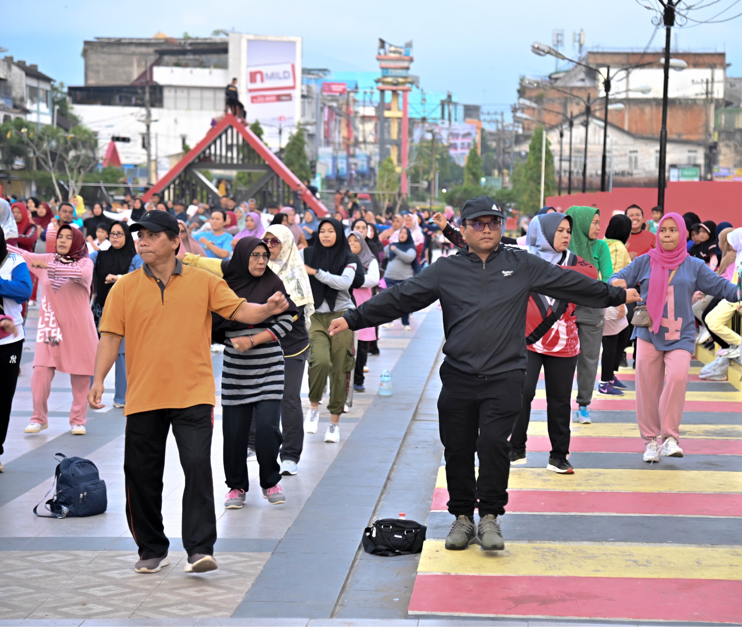 Pj Wali Kota Padangsidimpuan Letnan Dalimunthe saat mengikuti CFD di Alaman Bolak Padang Nadimpu, Minggu (18/2-24). Foto : BP/Ist