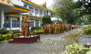 Plt. Bupati Langkat H. Syah Afandin Apel Gabungan Terakhir Kali Bersama ASN. Foto : BP/Ist.