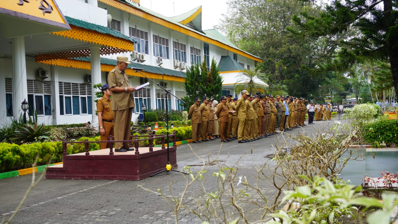 Plt. Bupati Langkat H. Syah Afandin Apel Gabungan Terakhir Kali Bersama ASN. Foto : BP/Ist.