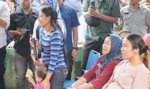 Warga antusias berobat gratis. BP/erwan