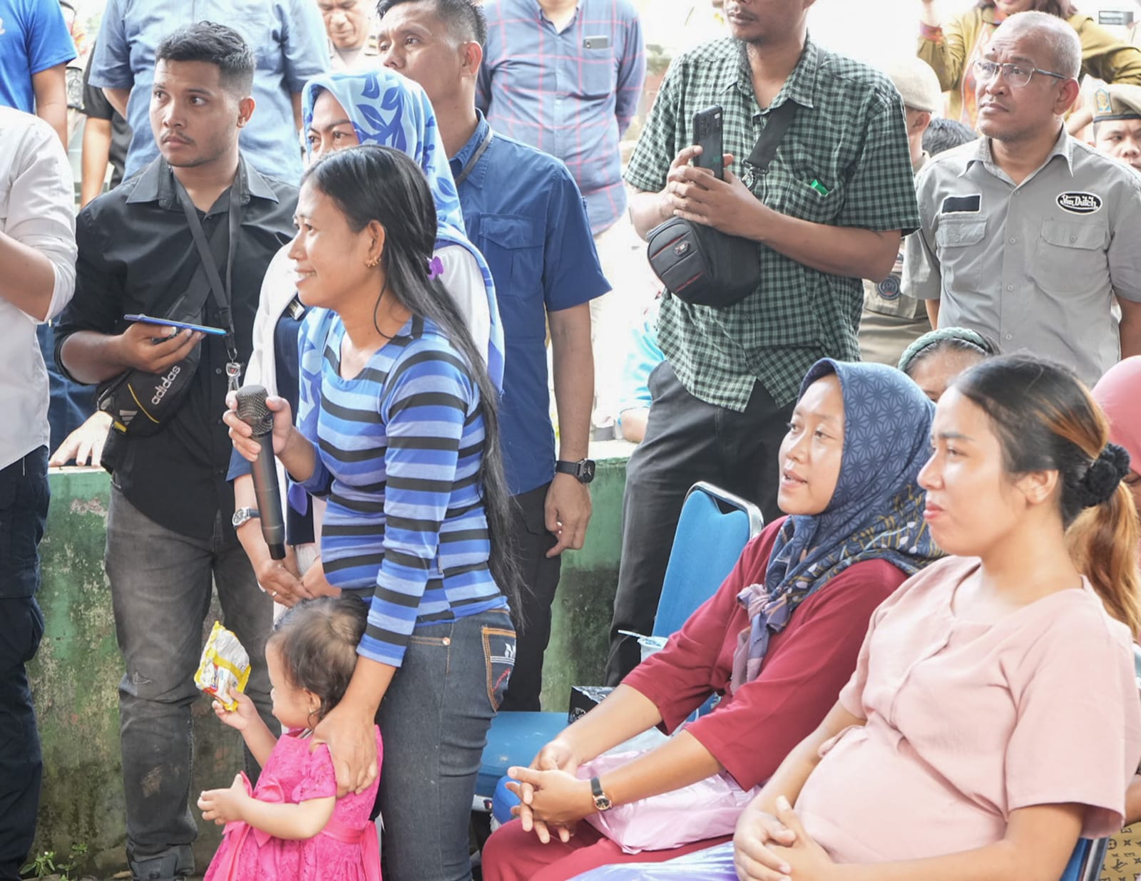 Warga antusias berobat gratis. BP/erwan
