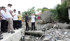 Wali Kota Medan Bobby Nasution dan Mènko PMK saat meninjau Kawasan Medan Bahari. BP/erwan