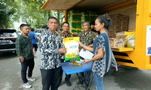 Dirut PUD Pasar Medan Suwarno saat pasar murah keliling. BP/erwan