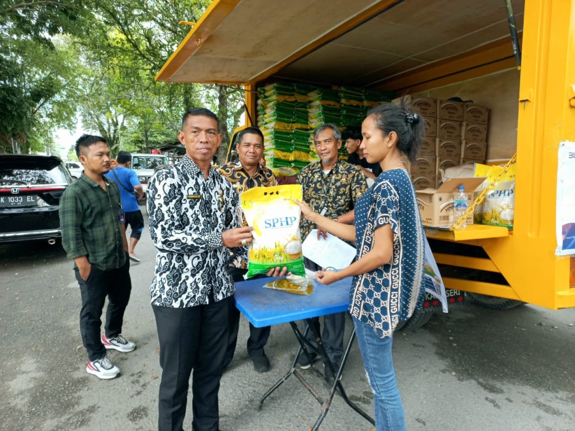 Dirut PUD Pasar Medan Suwarno saat pasar murah keliling. BP/erwan