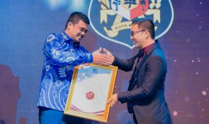 Wali Kota Medan Bobby Nasution saat menerima penghargaan. BP/erwan