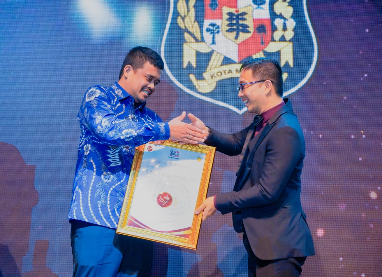 Wali Kota Medan Bobby Nasution saat menerima penghargaan. BP/erwan