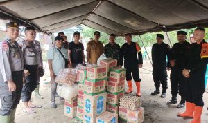 TNI dan Polri menyalurkan bantuan kepada masyarakat.(istimewa)