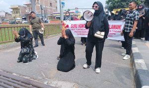 Puluhan guru honor ketika melakukan aksi demo di Markas Polda Sumut.(istimewa).