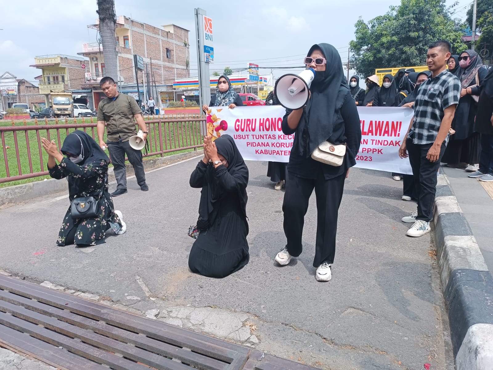 Puluhan guru honor ketika melakukan aksi demo di Markas Polda Sumut.(istimewa).