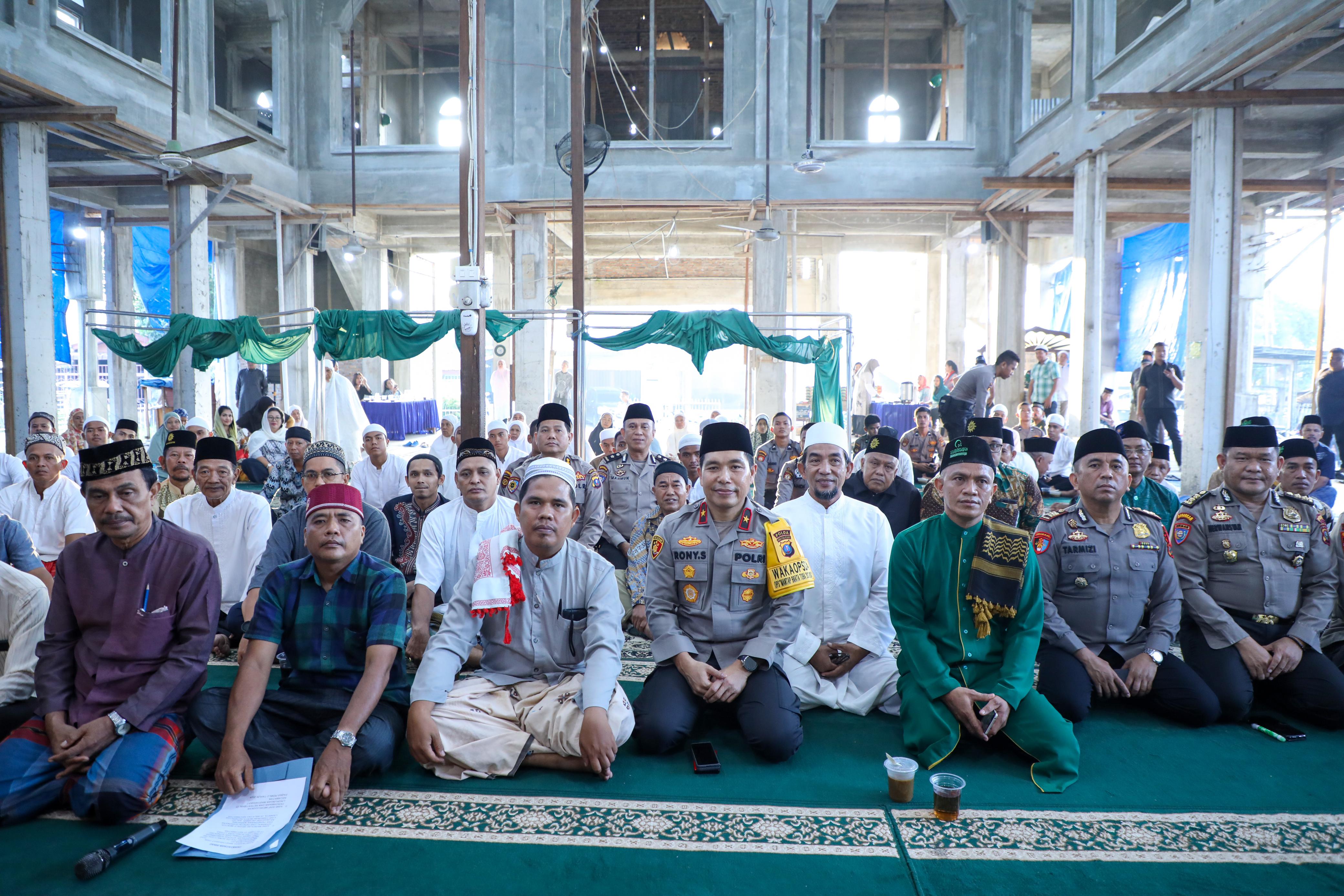 Wakapolda Sumut bersama dengan masyarakat.(istimewa)