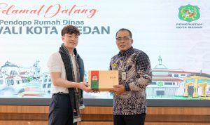 Wakil Wali Kota Medan Aulia Rachman saat menyerahkan cendera mata. BP/erwan