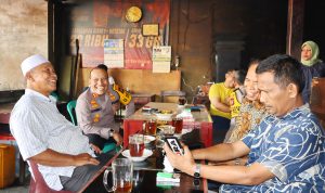 Kapolres Padangsidimpyan AKBP Dudung Setyawan saat Cooling System sambil ngopi bareng dengan Tokoh Agama dan Tomas di Warkop Simpang IKIP Jalan Dr Sutomo, Jum'at (23/2-24). Foto : BP/Ist