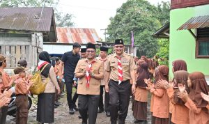 Pj Wali Kota Padangsidimpuan Letnan Dalimunthe disambut hangat saat tiba dilokasi Sanggah Tangguh Pramuka, Sabtu (24/2-24). Foto : BP/Ist