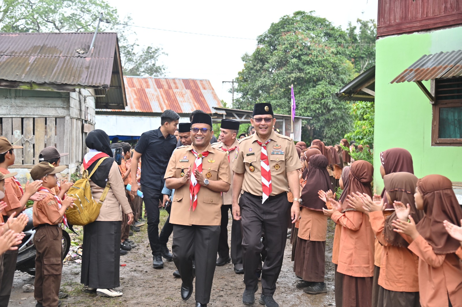 Pj Wali Kota Padangsidimpuan Letnan Dalimunthe disambut hangat saat tiba dilokasi Sanggah Tangguh Pramuka, Sabtu (24/2-24). Foto : BP/Ist