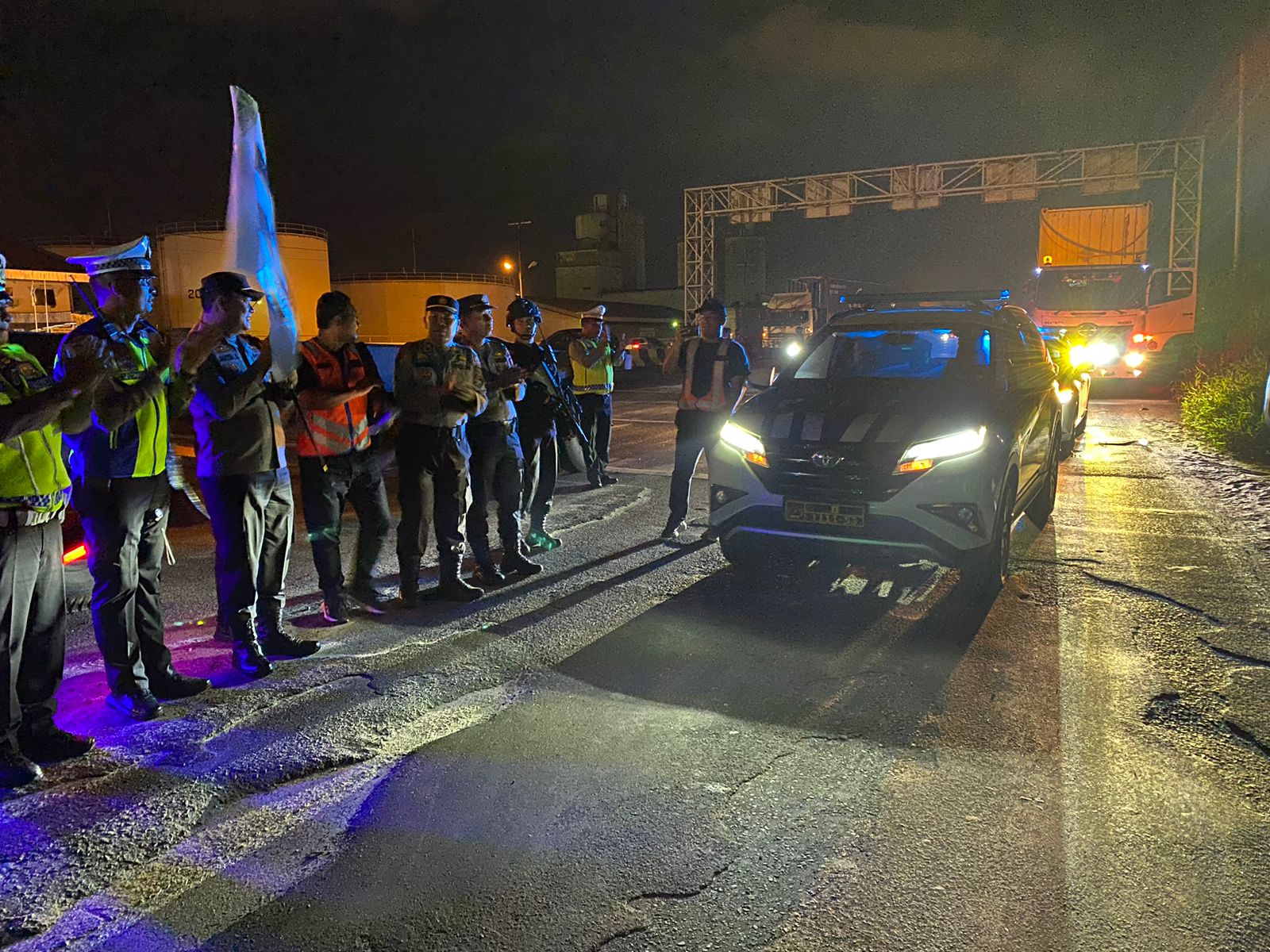 Polda Sumut melakukan pengawalan.(istimewa).