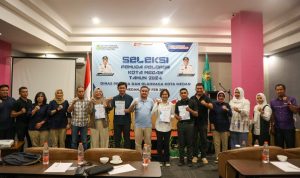 Kadispora Medan Denikrot diwakili Kabid Layanan Kepemudaan M. Rizki Husni saat foto bersama dengan pemuda pelopor. BP/erwan