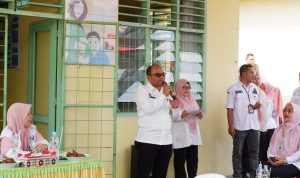 Pj Wali Kota Padangsidimpuan Letnan Dalimunthe saat tinjau sunat massal dan pengobatan gratis di Puskesmas Pijorkoling, Rabu (28/2-24). Foto : BP/Ist