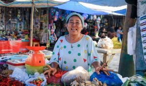 Pedagang Pasar Simalingkar apresiasi pengaspalan jalan oleh Pemko Medan. BP/erwan
