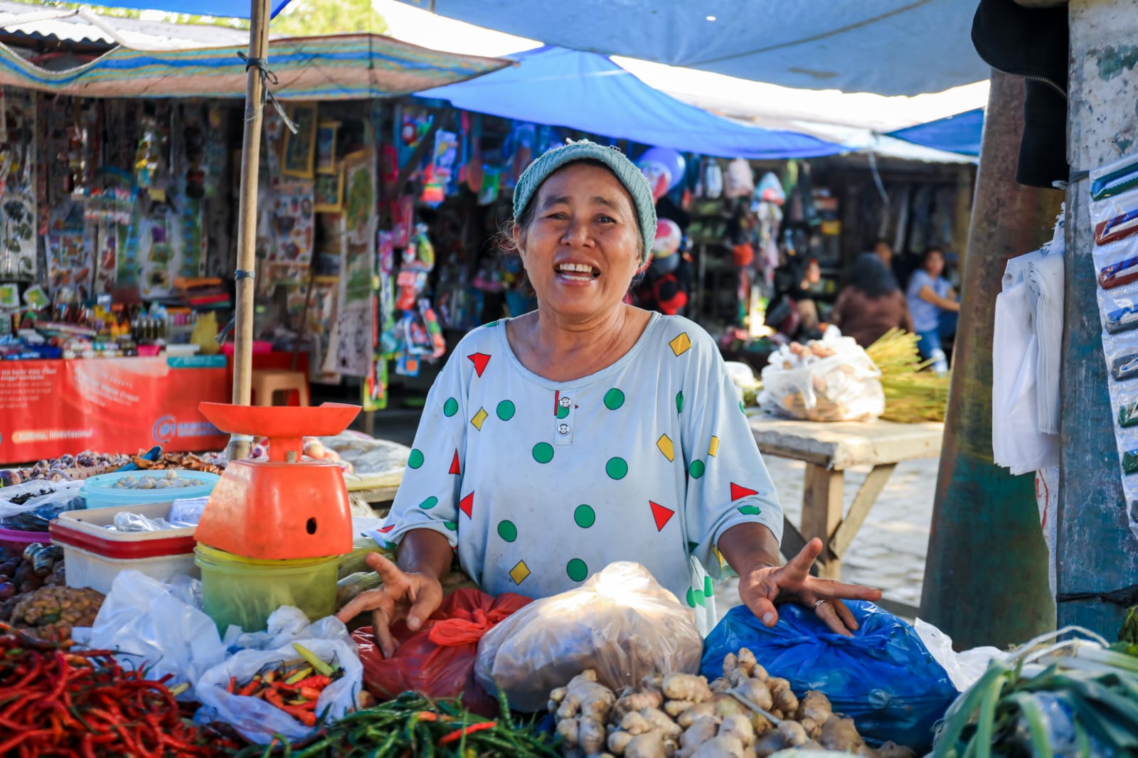 Pedagang Pasar Simalingkar apresiasi pengaspalan jalan oleh Pemko Medan. BP/erwan