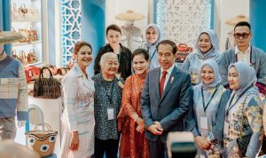 Presiden Joko Widodo dan Ibu Negara saat foto bersaman di stand Dekranasda Medan di Jakarta. BP/ist