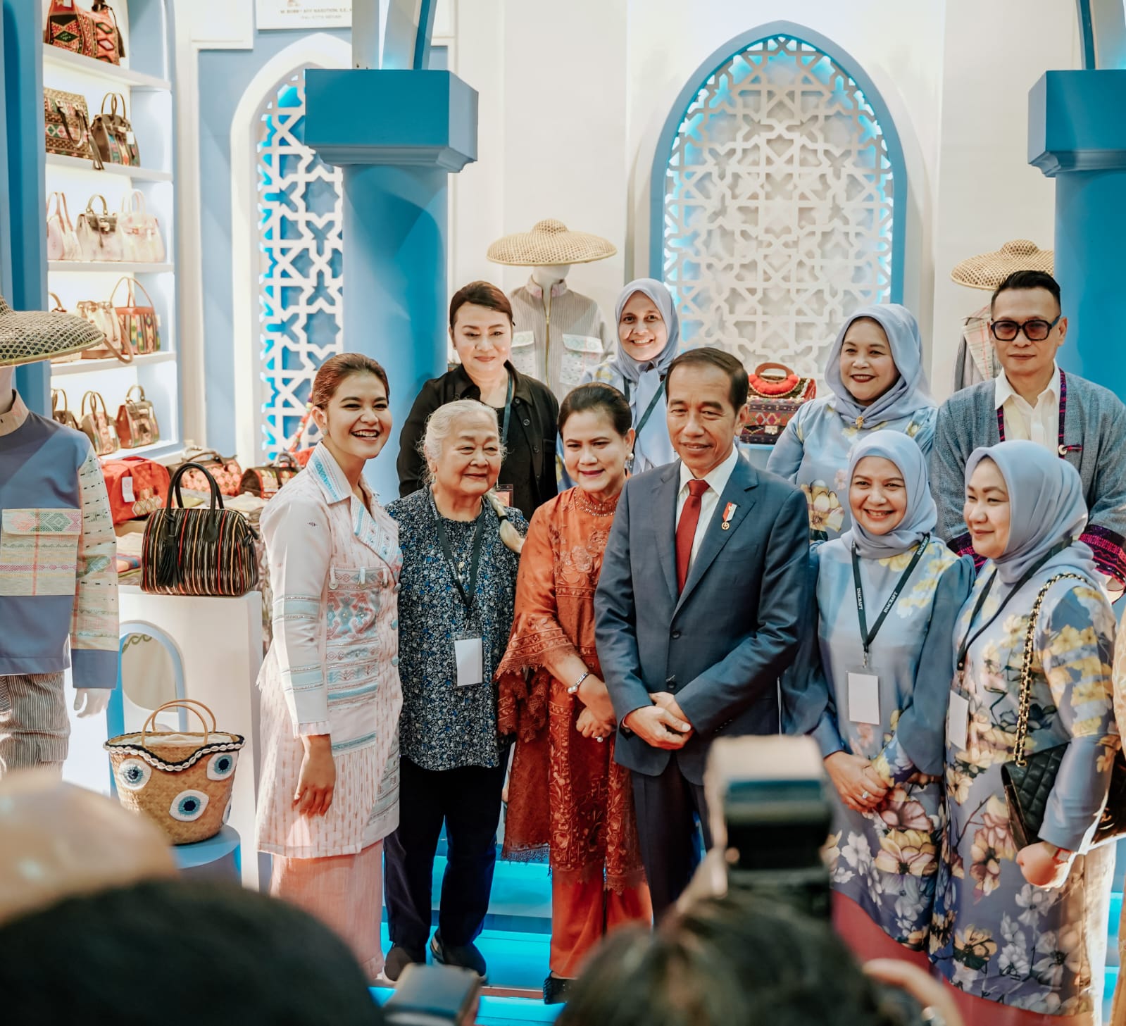 Presiden Joko Widodo dan Ibu Negara saat foto bersaman di stand Dekranasda Medan di Jakarta. BP/ist