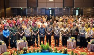 Wali Kota Medan Bobby Nasution dan unsur Forkopimda dan civitas akademika foto bersama. BP/erwan