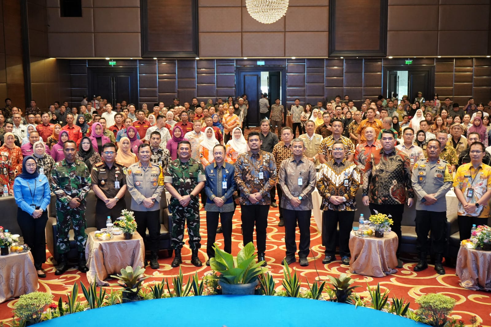 Wali Kota Medan Bobby Nasution dan unsur Forkopimda dan civitas akademika foto bersama. BP/erwan
