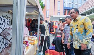 Wakil Wali Kota Medan Aulia Rachman saat kunjungan ke stand UMKM. BP/erwan
