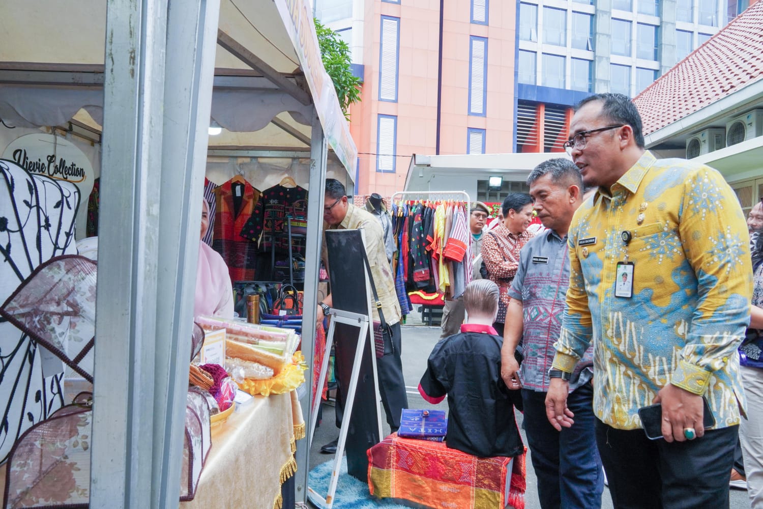 Wakil Wali Kota Medan Aulia Rachman saat kunjungan ke stand UMKM. BP/erwan