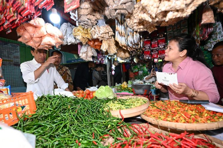 Presiden Joko Widodo didampingi Bupati Wonogiri, Joko Sutopo menemui Sumini, salah satu pedagang sembako di Pasar Kota Wonogiri, Jawa Tengah, Kamis (1/2/2024). Presiden RI ketujuh mendapatkan pengeluhan naiknya harga beras dalam sebulan terakhir.(Dol. Biro Pers Setpres RI)