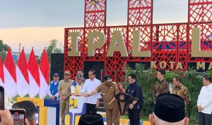 Presiden RI Joko Widodo bersama Menteri PUPR Basuki Hadimuljono dan Pj Gubernur Sulsel Bahtiar Baharuddin menekankan tombol sirene sebagai simbol diresmikannya IPAL Losari Makassar, Jalan Metro Tanjung Bunga, Kecamatan Tamalate, Kota Makassar, Sulsel, Kamis (22/2/2024). (Kompas.com/Reza Rifaldi)