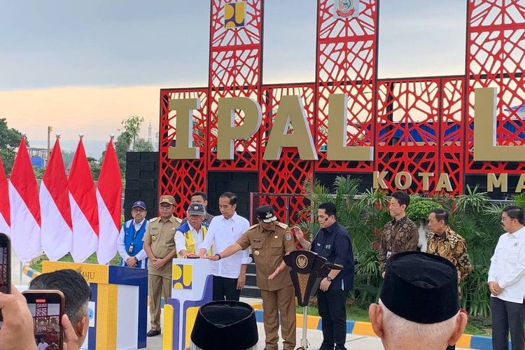 Presiden RI Joko Widodo bersama Menteri PUPR Basuki Hadimuljono dan Pj Gubernur Sulsel Bahtiar Baharuddin menekankan tombol sirene sebagai simbol diresmikannya IPAL Losari Makassar, Jalan Metro Tanjung Bunga, Kecamatan Tamalate, Kota Makassar, Sulsel, Kamis (22/2/2024). (Kompas.com/Reza Rifaldi)