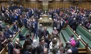 SNP dan anggota parlemen Konservatif keluar dari ruang DPR Inggris sebagai protes atas kekacauan yang terjadi dalam debat soal Gaza. Anggota parlemen Inggris memperdebatkan tiga resolusi terpisah terkait perang Israel di Gaza. Semuanya bersifat simbolis dan tidak mengikat pemerintah