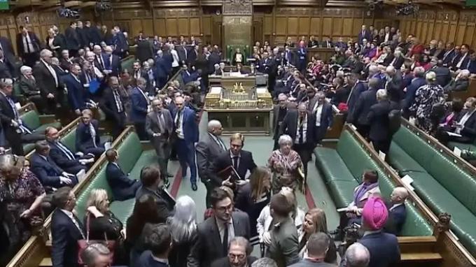 SNP dan anggota parlemen Konservatif keluar dari ruang DPR Inggris sebagai protes atas kekacauan yang terjadi dalam debat soal Gaza. Anggota parlemen Inggris memperdebatkan tiga resolusi terpisah terkait perang Israel di Gaza. Semuanya bersifat simbolis dan tidak mengikat pemerintah