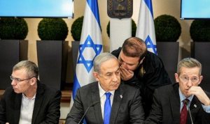 Perdana Menteri Israel Benjamin Netanyahu (tengah) diberi nasihat saat memimpin rapat kabinet di pangkalan militer Kirya, yang menampung Kementerian Pertahanan Israel, di Tel Aviv pada 24 Desember 2023.
