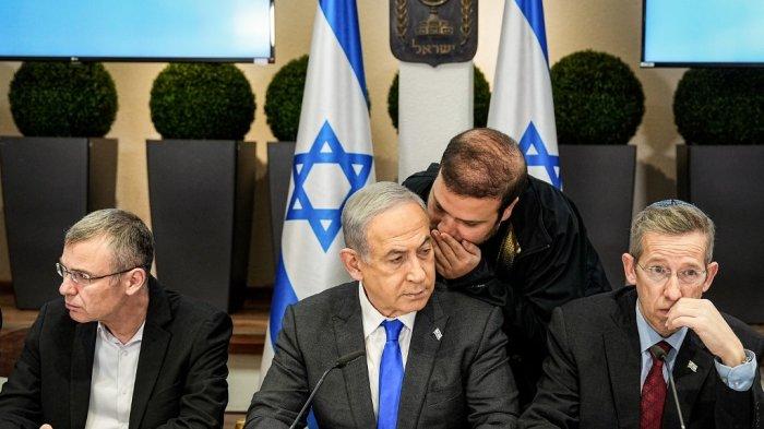 Perdana Menteri Israel Benjamin Netanyahu (tengah) diberi nasihat saat memimpin rapat kabinet di pangkalan militer Kirya, yang menampung Kementerian Pertahanan Israel, di Tel Aviv pada 24 Desember 2023.