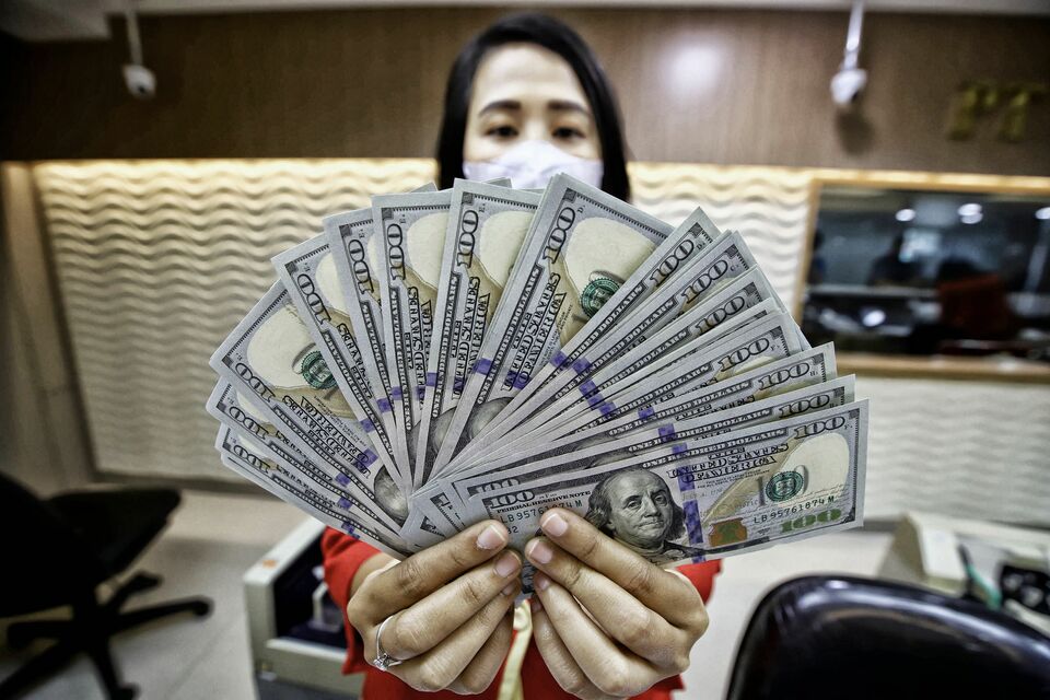 Menjelang Rilis Sentimen Konsumen AS, Rupiah Turun 30 Poin