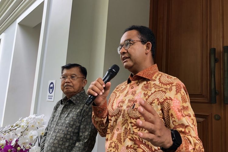 Capres nomor urut 1 Anies Baswedan bersama Wapres ke 10 dan 12 RI Jusuf Kalla di Jalan Brawijaya Raya No.6, Jakarta Selatan, Senin (12/2/2024). (KOMPAS.com/ Tatang Guritno)