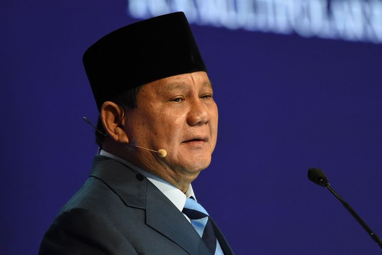 Menteri Pertahanan Indonesia Prabowo Subianto saat menghadiri KTT pertahanan Shangri-La Dialogue di Singapura pada 11 Juni 2022. (AFP/ROSLAN RAHMAN)