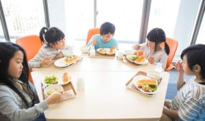 Ilustrasi program makan siang di sekolah Jepang. Shokuiku atau edukasi makan di jam makan siang. Praktik baik ini diajarkan untuk membudayakan makan sehat sejak dini. (Shutterstock/Prostock-studio)