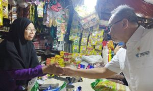 Menteri Perdagangan Zulkifli Hasan meninjau harga beras di Pasar Rawasari, Cempaka Putih, Jakarta Pusat, Senin (19/2/2024).(KOMPAS.com/XENA OLIVIA)
