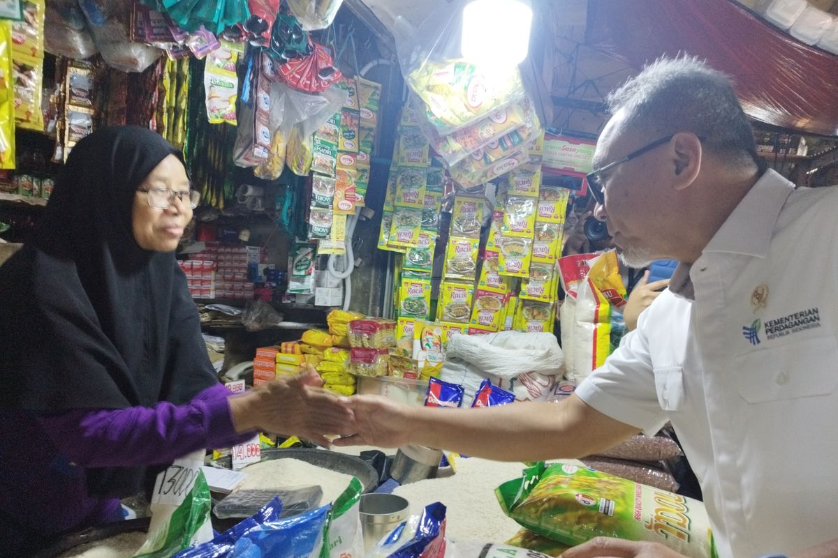 Menteri Perdagangan Zulkifli Hasan meninjau harga beras di Pasar Rawasari, Cempaka Putih, Jakarta Pusat, Senin (19/2/2024).(KOMPAS.com/XENA OLIVIA)