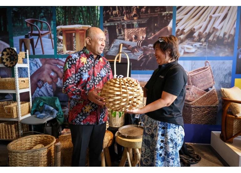 Menkop UKM Teten Masduki Dukung Pengembangan Produk Furnitur Ramah Lingkungan