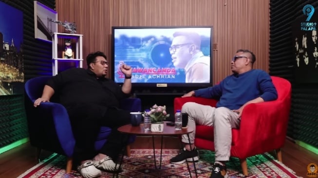 Mo Sidik berbincang soal pengalamannya gabung tim debat Anies Baswedan ke Abdel. (Tangkap layer Youtube Abdel Achrian)