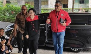 Ketua Umum PDI-P Megawati Soekarnoputri tiba di Gedung High End, Kebon Sirih, Jakarta Pusat, didampingi oleh Sekjen PDI-P Hasto Kristiyanto, Kamis (15/2/2024). (KOMPAS.com/NICHOLAS RYAN ADITYA)