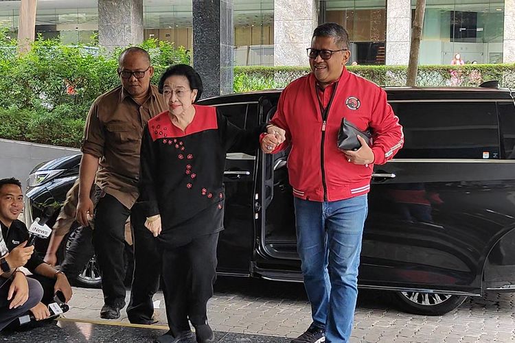 Ketua Umum PDI-P Megawati Soekarnoputri tiba di Gedung High End, Kebon Sirih, Jakarta Pusat, didampingi oleh Sekjen PDI-P Hasto Kristiyanto, Kamis (15/2/2024). (KOMPAS.com/NICHOLAS RYAN ADITYA)